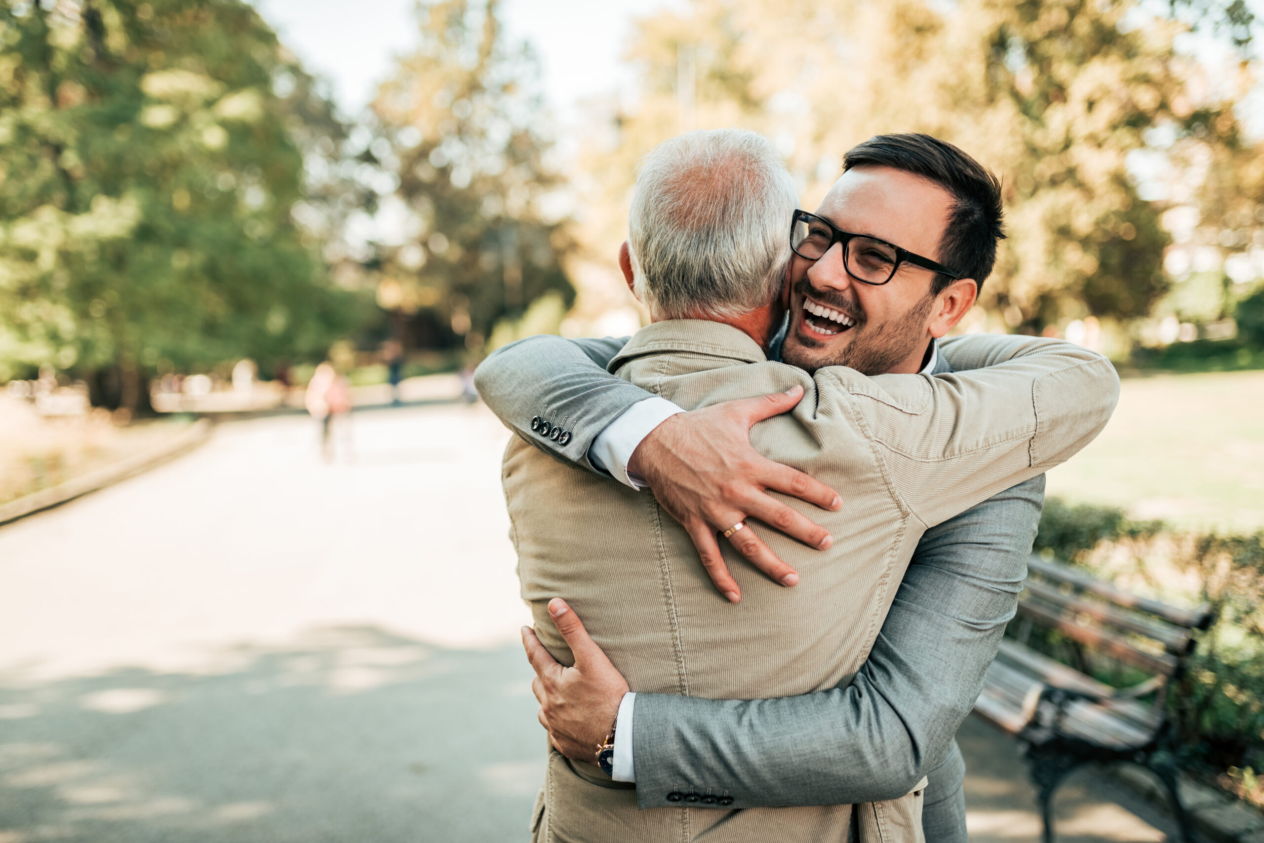 My grandfather father is my. Отец и сын. Объятия отца. Отец и сын обнимаются. Парень обнимает отца.